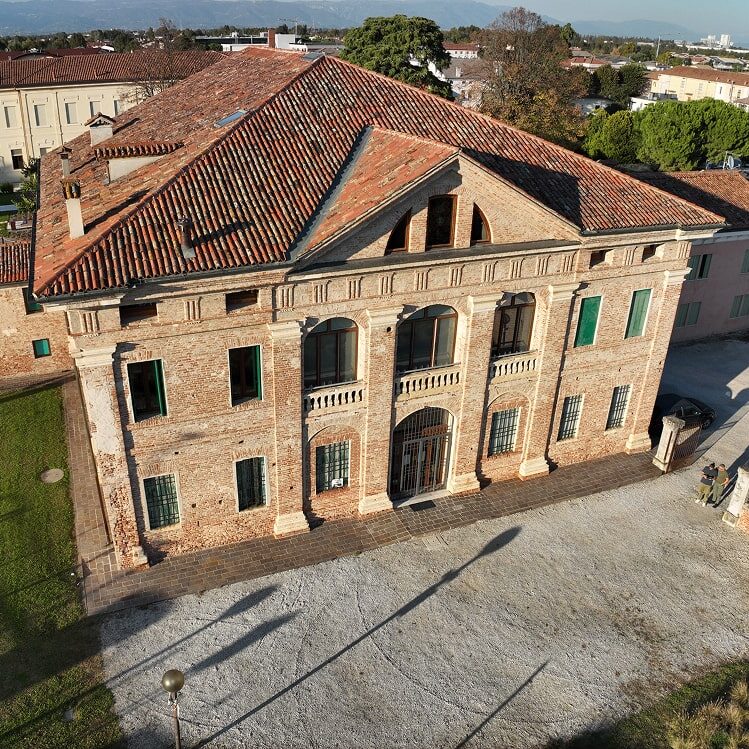 Villa thiene min aspect ratio 1 1