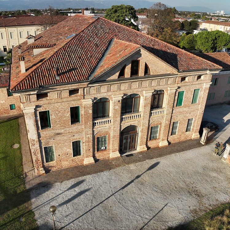 Villa thiene min aspect ratio 1 1